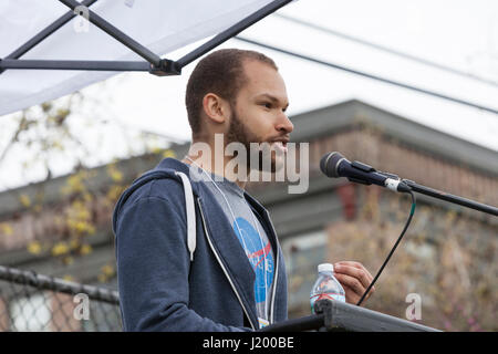 Seattle, Washington, USA. 22 avril, 2017. Tyler Valentine parle à l'auditoire au rassemblement en Cal Anderson Park. La marche de la science Seattle est un organisme non partisan et sœur rallye mars à la Marche Nationale pour la Science et plus de 600 villes à travers le monde le jour de la Terre. Des milliers ont défilé du cal Anderson Park dans le quartier de Capitol Hill à Seattle Center pour célébrer la science et le rôle qu'il joue dans la vie quotidienne ainsi que pour protester contre les politiques de l'atout de l'administration. Banque D'Images