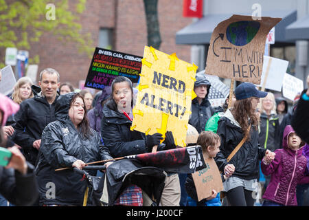 Seattle, Washington, USA. 22 avril, 2017. Les manifestants marcher le long de la 4e Avenue sur leur façon de Seattle Center. La marche de la science Seattle est un organisme non partisan et sœur rallye mars à la Marche Nationale pour la Science et plus de 600 villes à travers le monde le jour de la Terre. Des milliers ont défilé du cal Anderson Park dans le quartier de Capitol Hill à Seattle Center pour célébrer la science et le rôle qu'il joue dans la vie quotidienne ainsi que pour protester contre les politiques de l'atout de l'administration. Banque D'Images