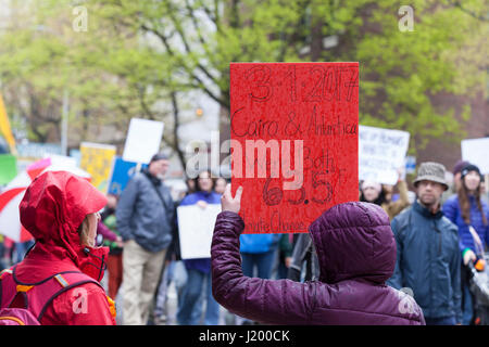 Seattle, Washington, USA. 22 avril, 2017. Les manifestants tenir panneaux le long de la 4e Avenue. La marche de la science Seattle est un organisme non partisan et sœur rallye mars à la Marche Nationale pour la Science et plus de 600 villes à travers le monde le jour de la Terre. Des milliers ont défilé du cal Anderson Park dans le quartier de Capitol Hill à Seattle Center pour célébrer la science et le rôle qu'il joue dans la vie quotidienne ainsi que pour protester contre les politiques de l'atout de l'administration. Banque D'Images