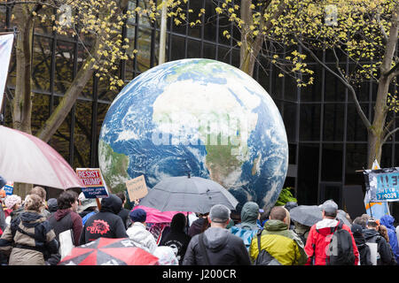 Seattle, Washington, USA. 22 avril, 2017. Un grand globe fait son chemin le long de la 4e Avenue sur sa façon de Seattle Center. La marche de la science Seattle est un organisme non partisan et sœur rallye mars à la Marche Nationale pour la Science et plus de 600 villes à travers le monde le jour de la Terre. Des milliers ont défilé du cal Anderson Park dans le quartier de Capitol Hill à Seattle Center pour célébrer la science et le rôle qu'il joue dans la vie quotidienne ainsi que pour protester contre les politiques de l'atout de l'administration. Banque D'Images