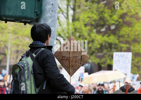 Seattle, Washington, USA. 22 avril, 2017. Bingram L. est titulaire d'un signe de protestation à Seattle Cinerama. La marche de la science Seattle est un organisme non partisan et sœur rallye mars à la Marche Nationale pour la Science et plus de 600 villes à travers le monde le jour de la Terre. Des milliers ont défilé du cal Anderson Park dans le quartier de Capitol Hill à Seattle Center pour célébrer la science et le rôle qu'il joue dans la vie quotidienne ainsi que pour protester contre les politiques de l'atout de l'administration. Banque D'Images