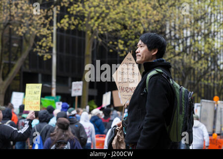 Seattle, Washington, USA. 22 avril, 2017. Bingram L. est titulaire d'un signe de protestation à Seattle Cinerama. La marche de la science Seattle est un organisme non partisan et sœur rallye mars à la Marche Nationale pour la Science et plus de 600 villes à travers le monde le jour de la Terre. Des milliers ont défilé du cal Anderson Park dans le quartier de Capitol Hill à Seattle Center pour célébrer la science et le rôle qu'il joue dans la vie quotidienne ainsi que pour protester contre les politiques de l'atout de l'administration. Banque D'Images