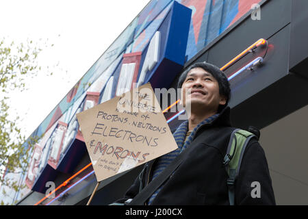 Seattle, Washington, USA. 22 avril, 2017. Bingram L. est titulaire d'un signe de protestation à Seattle Cinerama. La marche de la science Seattle est un organisme non partisan et sœur rallye mars à la Marche Nationale pour la Science et plus de 600 villes à travers le monde le jour de la Terre. Des milliers ont défilé du cal Anderson Park dans le quartier de Capitol Hill à Seattle Center pour célébrer la science et le rôle qu'il joue dans la vie quotidienne ainsi que pour protester contre les politiques de l'atout de l'administration. Banque D'Images