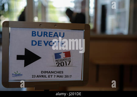 Yvelines, France. Apr 23, 2017. Signaux indiquant la façon de le bureau de vote. Autour de 47 millions de Français sont appelés aux urnes pour déterminer le prochain président de la France. Si aucun candidat ne peut atteindre 50  % des voix au premier tour, les deux candidats ayant obtenu le plus de voix dans le 2ème tour dans deux semaines. Photo : Cronos/Michael Debets/Alamy Live News Banque D'Images