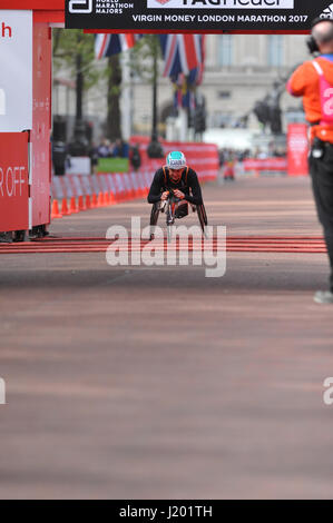 Londres, Royaume-Uni. 23 avril, 2017. Susannah Scaroni (USA) de franchir la ligne d'arrivée en troisième place dans le Marathon de Londres Virgin Money course élite en fauteuil roulant. Scaroni a été battu par Manuela Schar (SUI) qui sont venus en premier, et Amanda McGrory (USA) qui est arrivé en deuxième position. Crédit : Michael Preston/Alamy Live News Banque D'Images