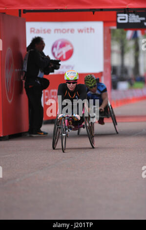 Londres, Royaume-Uni. 23 avril, 2017. Amanda McGrory (USA) de franchir la ligne d'arrivée en deuxième place dans le Marathon de Londres Virgin Money course élite en fauteuil roulant. McGrory a été battu par Manuela Schar (SUI) qui sont venus en premier et suivi par Susannah Scaroni (USA) à la troisième place. Crédit : Michael Preston/Alamy Live News Banque D'Images