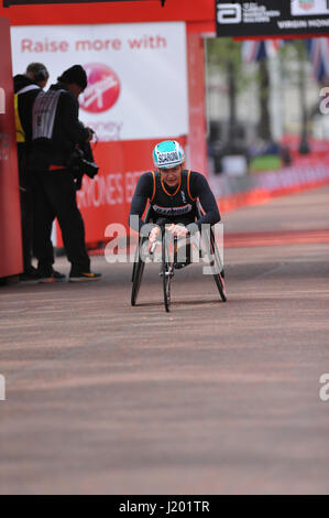 Londres, Royaume-Uni. 23 avril, 2017. Susannah Scaroni (USA) de franchir la ligne d'arrivée en troisième place dans le Marathon de Londres Virgin Money course élite en fauteuil roulant. Scaroni a été battu par Manuela Schar (SUI) qui sont venus en premier, et Amanda McGrory (USA) qui est arrivé en deuxième position. Crédit : Michael Preston/Alamy Live News Banque D'Images