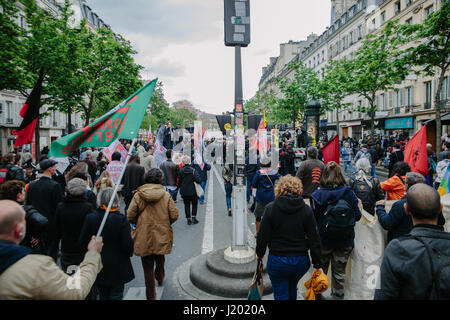 Paris, France. 22 avr, 2017. Paris Premier tour's Social (premier tour) Social manifestation de protestation contre l'élection présidentielle française, la police antiémeute a affronter les manifestants, Place de la République Paris. Credit : Fausto Marci/Alamy Live News Banque D'Images