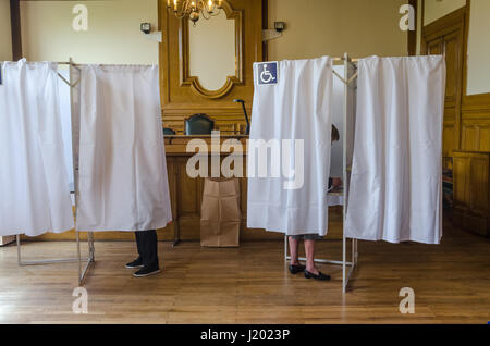 Paris, France. Apr 23, 2017. François Fillon a voté à Paris - 23/04/2017 - France/Paris - Le candidat à l'élection présidentielle François Fillon voix à Paris, au cours de la première série. François Fillon est membre de 'pi', bénéficiait du large Les. - Julien Mattia/Le Pictorium Crédit : Le Pictorium/Alamy Live News Banque D'Images