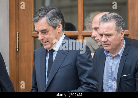 Paris, France. Apr 23, 2017. François Fillon a voté à Paris - 23/04/2017 - France/Paris - Le candidat à l'élection présidentielle François Fillon voix à Paris, au cours de la première série. François Fillon est membre de 'pi', bénéficiait du large Les. - Julien Mattia/Le Pictorium Crédit : Le Pictorium/Alamy Live News Banque D'Images