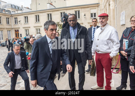 Paris, France. Apr 23, 2017. François Fillon a voté à Paris - 23/04/2017 - France/Paris - Le candidat à l'élection présidentielle François Fillon voix à Paris, au cours de la première série. François Fillon est membre de 'pi', bénéficiait du large Les. - Julien Mattia/Le Pictorium Crédit : Le Pictorium/Alamy Live News Banque D'Images