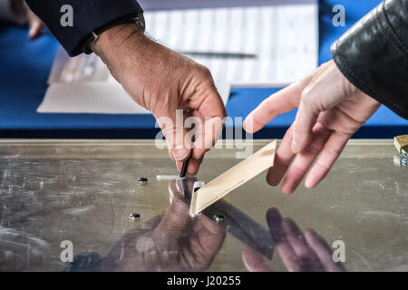 Paris, France. Apr 23, 2017. François Fillon a voté à Paris - 23/04/2017 - France/Paris - Le candidat à l'élection présidentielle François Fillon voix à Paris, au cours de la première série. François Fillon est membre de 'pi', bénéficiait du large Les. - Julien Mattia/Le Pictorium Crédit : Le Pictorium/Alamy Live News Banque D'Images