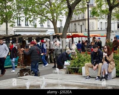 Paris, France. Apr 23, 2017. Marché Bastille sur le boulevard Richard-Lenoir. Credit : Cécile Marion/Alamy Live News Banque D'Images