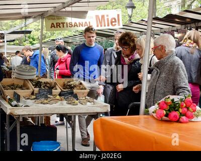 Paris, France. Apr 23, 2017. Marché Bastille sur le boulevard Richard-Lenoir. Credit : Cécile Marion/Alamy Live News Banque D'Images