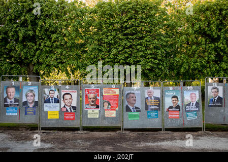 Henin-Beaumont, France. Apr 23, 2017. Des affiches électorales avec les principaux candidats à l'élection présidentielle en France peut être vu dans Henin-Beaumont, France, 23 avril 2017. Un total de 11 candidates et candidats participe au premier tour des élections présidentielles. Photo : Kay Nietfeld/dpa/Alamy Live News Banque D'Images