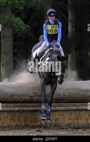 Henley on Thames, Royaume-Uni. 23 avril 2017. Les participants prennent part à l'Hambleden Horse Trials. Célébrant son 20e anniversaire, le concours complet comprend des disciplines du dressage, saut d'un élément et de cross-country qui se déroule à travers bluebell Woods. Crédit : Stephen Chung / Alamy Live News Banque D'Images