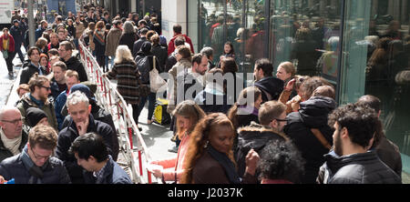 Berlin, Allemagne. Apr 23, 2017. Presdidential d'électeurs pour les élections en France en file d'en face de l'ambassade de France à Berlin, Allemagne, 23 avril 2017. Un total de 11 candidates et candidats est admissible au premier tour des élections présidentielles en France. Photo : Jörg Carstensen/dpa/Alamy Live News Banque D'Images