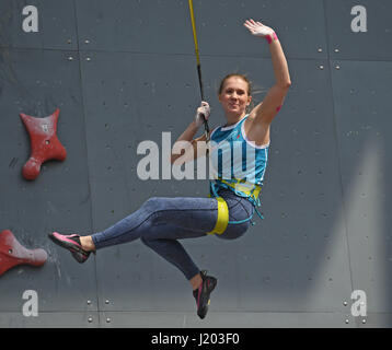 Chongqing, Chine. Apr 23, 2017. Luliia Kaplina de la Russie célèbre les femmes après la compétition à la vitesse IFSC Climbing World Cup 2017 Chongqing à Chongqing, au sud-ouest de la Chine, 23 avril 2017. Crédit : Chen Cheng/Xinhua/Alamy Live News Banque D'Images