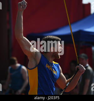 Chongqing, Chine. Apr 23, 2017. Danyil Boldyrev mandataire de l'Ukraine célèbre pendant la compétition à la vitesse des hommes l'IFSC Climbing World Cup 2017 Chongqing à Chongqing, au sud-ouest de la Chine, 23 avril 2017. Crédit : Chen Cheng/Xinhua/Alamy Live News Banque D'Images