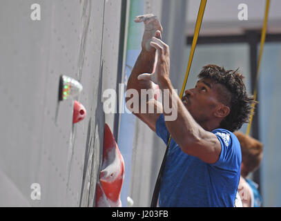 Chongqing, Chine. Apr 23, 2017. Bassa Mawen de France est en concurrence au cours de la vitesse hommes concours à l'IFSC Climbing World Cup 2017 Chongqing à Chongqing, au sud-ouest de la Chine, 23 avril 2017. Crédit : Chen Cheng/Xinhua/Alamy Live News Banque D'Images