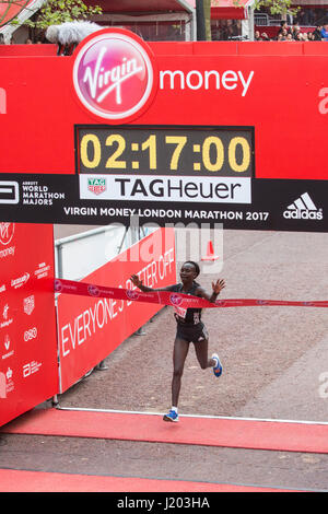 Londres, Royaume-Uni. Apr 23, 2017. Mary Keitany (KEN) remporte le marathon de Londres. Le 37e Marathon de Londres finit sur le Mall. Credit : Bettina Strenske/Alamy Live News Banque D'Images