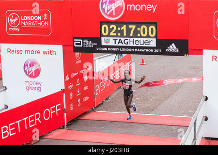 Londres, Royaume-Uni. Apr 23, 2017. Mary Keitany (KEN) remporte le marathon de Londres. Le 37e Marathon de Londres finit sur le Mall. Credit : Bettina Strenske/Alamy Live News Banque D'Images