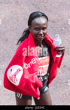 Londres, Royaume-Uni. Apr 23, 2017. Mary Keitany (KEN) remporte le marathon de Londres. Le 37e Marathon de Londres finit sur le Mall. Credit : Bettina Strenske/Alamy Live News Banque D'Images