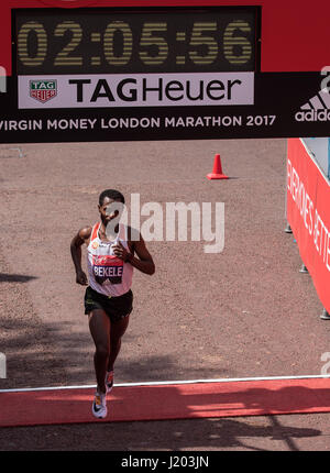 Londres, Royaume-Uni. Apr 23, 2017. 23 avril 2017 Londres : Kenenisa Bekele de l'Éthiopie est seconde dans la course élite hommes à la Vierge Argent Marathon dans un temps de 02:05:57 Credit : Ian Davidson/Alamy Live News Banque D'Images