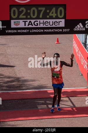 Londres, Royaume-Uni. Apr 23, 2017. 23 avril 2017 Londres : Bedan Karoki du Kenya vient en troisième dans un temps de 02:07:41 chez les hommes à la course élite Marathon Virgin Money Crédit : Ian Davidson/Alamy Live News Banque D'Images