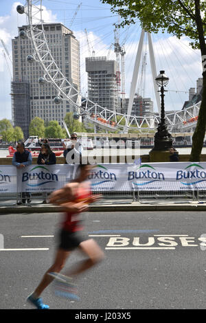 Londres, Royaume-Uni. Apr 23, 2017. Glissières de prendre part au marathon de Londres 2017 Crédit : Matthieu Chattle/Alamy Live News Banque D'Images