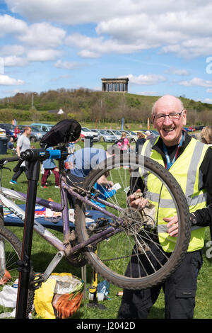 Sunderland, Royaume-Uni. Apr 23, 2017. Sunderland Active BIG 3 dans 1 cas pour les familles à Herrington Country Park. Dr Vélo, Sustrans John Walker bénévoles au travail. Credit : imagerie Washington/Alamy Live News Banque D'Images