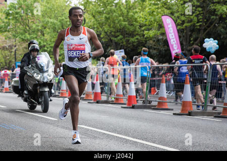 Londres, Royaume-Uni. Apr 23, 2017. Kenenisa Bekele de l'Éthiopie, qui a terminé 2e chez les hommes, passe par la proximité de Shadwell 22-mile point de la Virgin Money 2017 Marathon de Londres. Credit : Mark Kerrison/Alamy Live News Banque D'Images