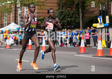 Londres, Royaume-Uni. Apr 23, 2017. Mary Keitany du Kenya, qui a remporté l'événement en 2:17:01, traverse d'un stimulateur cardiaque Shadwell près de la moitié de la Virgin Money 2017 Marathon de Londres. Credit : Mark Kerrison/Alamy Live News Banque D'Images