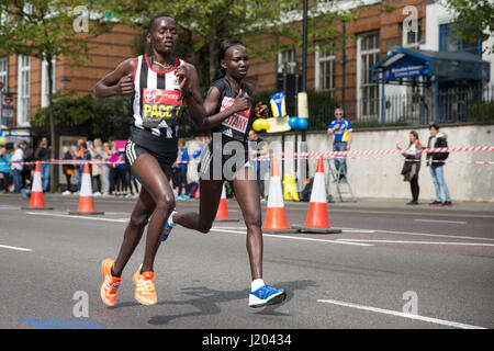 Londres, Royaume-Uni. Apr 23, 2017. Mary Keitany du Kenya, qui a remporté l'événement en 2:17:01, traverse d'un stimulateur cardiaque Shadwell près de la moitié de la Virgin Money 2017 Marathon de Londres. Credit : Mark Kerrison/Alamy Live News Banque D'Images