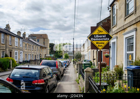 Chippenham, UK, 23 avril, 2017. Un signe à l'appui des libéraux démocrates européens est représentée dans un jardin sur le devant d'une maison à Chippenham, Wiltshire. Dans l'élection générale de 2015 the Chippenham siège de circonscription a été gagnée par les libéraux-démocrates par Michelle Donelan du parti conservateur qui a gagné avec une majorité de 10 076. Banque D'Images