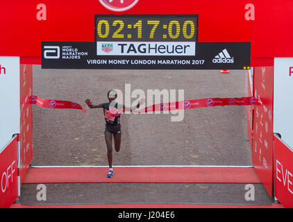 Le Mall, Londres, Royaume-Uni. 23 avril, 2017. Mary Keitany du Kenya remporte la course de la femme d'élite au Marathon de Londres 2017 Argent vierge dans un enregistrement 02:17:00. Credit : Malcolm Park/Alamy Live News. Banque D'Images