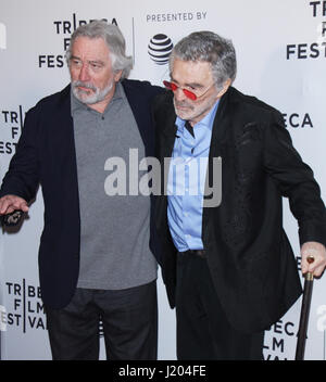NEW YORK, NY Le 22 avril 2017 Robert De Niro, Burt Reynolds assister 2017 Tribeca Film Festival première de chien ans au Cinepolis Chelsea à New York le 22 avril 2017. RWMediaPunch:Crédit Banque D'Images