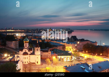 Nizhny Novgorod paysage avec une vue sur la confluence lieu des fleuves Oka et de la Volga et de la cathédrale Alexandre Nevsky en arrière-plan Banque D'Images