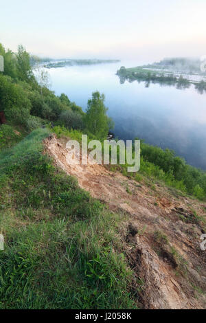 Un beau paysage de la rivière Vetluga dans le brouillard du matin Banque D'Images