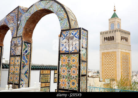 Vue de la mosquée Al-Zaytuna et les toits de Tunis, à l'aube. La mosquée est un monument de Tunis. La Tunisie, l'Afrique du Nord Banque D'Images