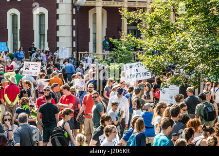 Tenir les manifestants au Raleigh haute pour la Science Mars tenue le 22 avril 2017. La marche a débuté ici chez Shaw campus de l'Université Laval. Banque D'Images