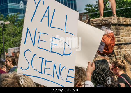 Tenir les manifestants au Raleigh haute pour la Science Mars tenue le 22 avril 2017. Banque D'Images