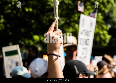 Tenir les manifestants au Raleigh haute pour la Science Mars tenue le 22 avril 2017. Banque D'Images