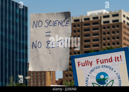 Tenir les manifestants au Raleigh haute pour la Science Mars tenue le 22 avril 2017. Banque D'Images