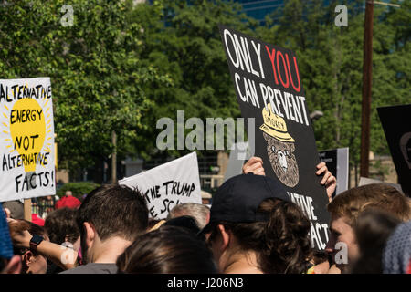 Tenir les manifestants au Raleigh haute pour la Science Mars tenue le 22 avril 2017. Banque D'Images