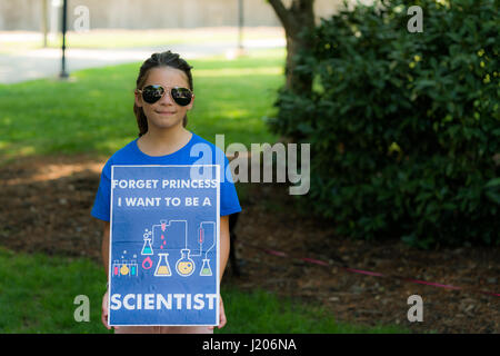 Une jeune fille est titulaire d'un signe de protestation à la Raleigh, NC, mars pour la science en avril 2017. Banque D'Images