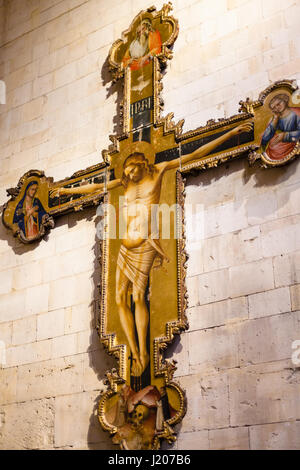 Vérone, ITALIE - 27 mars 2017 : crucifixion médiévale par Lorenzo Veneziano dans la Basilique de San Zeno à Vérone ville. Church a été construit sur l'enterrement pla Banque D'Images