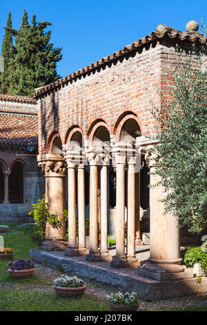 Vérone, ITALIE - 27 mars 2017 : Cour de la Basilique di San Zeno (San Zeno Maggiore, San Zenone) dans la ville de Vérone au printemps. Church a été construit sur le Banque D'Images