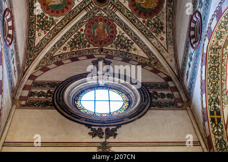 Vérone, ITALIE - 27 mars 2017 : fenêtre et plafond dans chiesa di Sant'Anastasia à Vérone ville. Sant Anastasia est une église de l'Ordre dominicain en ve Banque D'Images