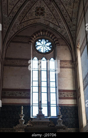 Vérone, ITALIE - 27 mars 2017 : dans la fenêtre de chiesa di Sant'Anastasia à Vérone ville. Sant Anastasia est une église de l'Ordre dominicain à Vérone, il a été Banque D'Images